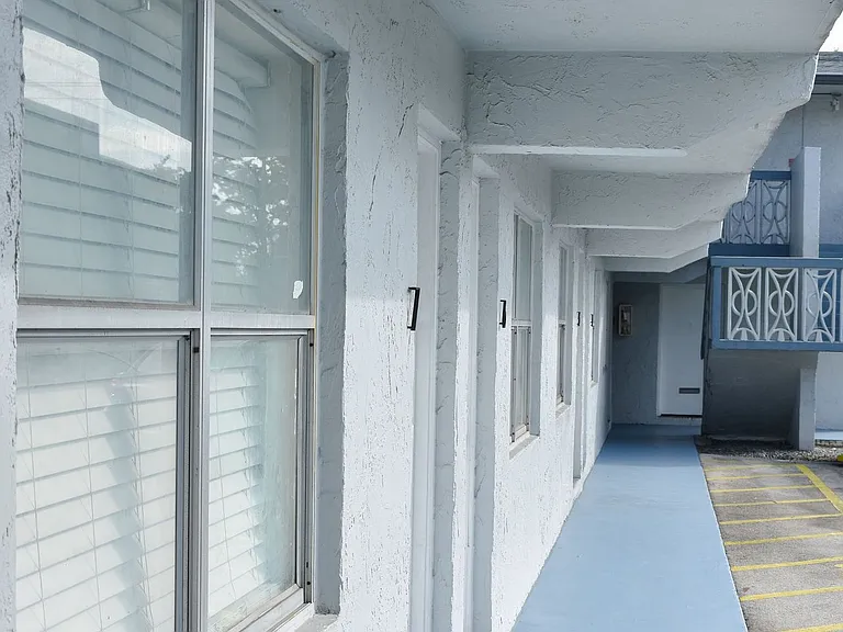 Airport Manor — Photo 23