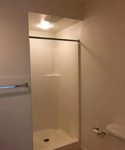 2nd bath w/ standing shower