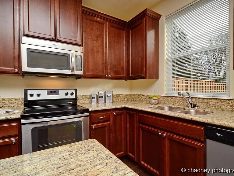 112 NE 43rd Ave — Photo 2