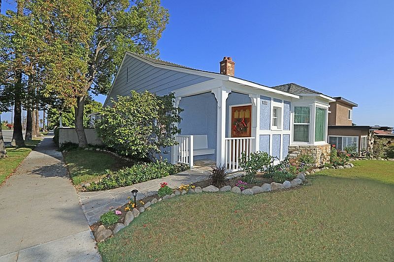 2nd image of 940 E Olive Ave