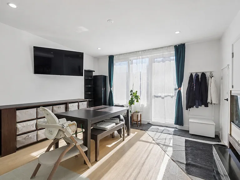 4937 N Winthrop Ave #1E — Photo 4