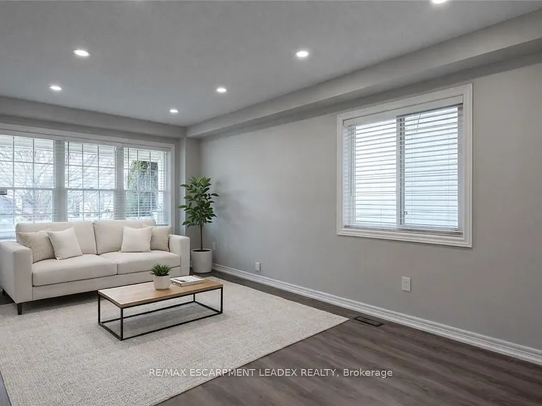 7 Hollinrake Ave — Photo 4
