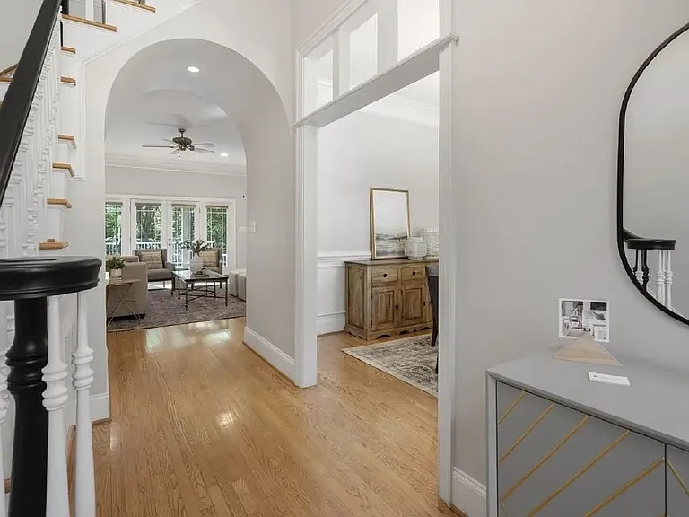 5909 Greenevers Dr — Photo 2