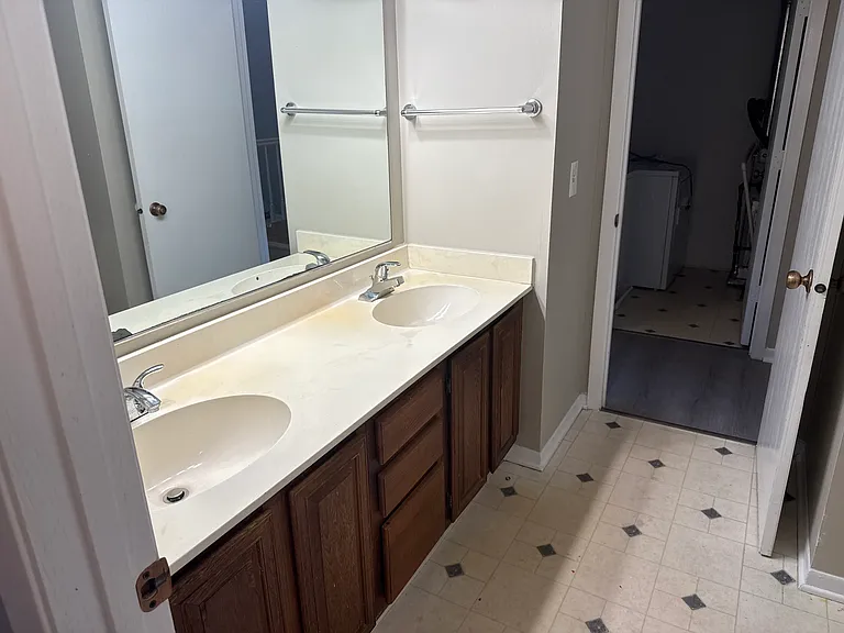 5S470 Scots Dr #D — Photo 8