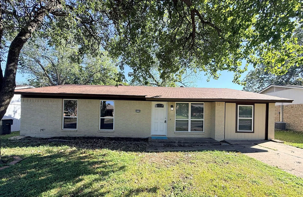 3 bed, 2.0 bath, 1387 sqft, $1,695 — Photo 1