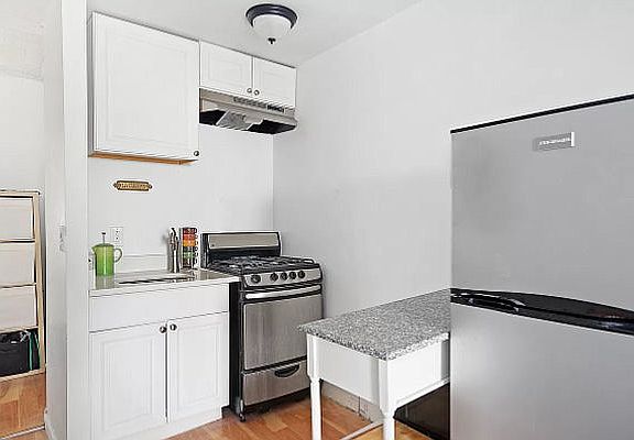 2nd image of 121 Mulberry St APT 6F