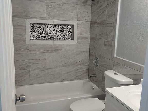 2nd image of 5716 N Lincoln Ave APT C