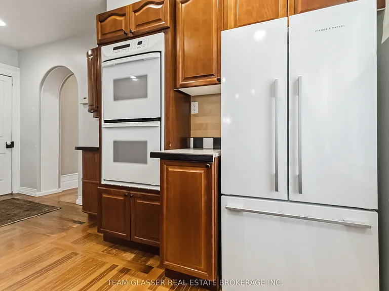 510 Dufferin Ave — Photo 16