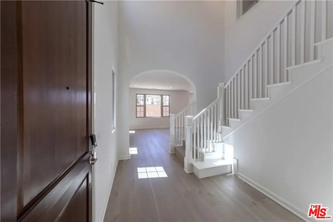 4 bed, 4.0 bath, 2524 sqft, $6,800 — Photo 4