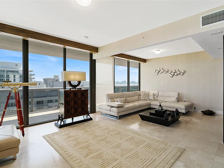 5875 Collins Ave #1902 — Photo 19