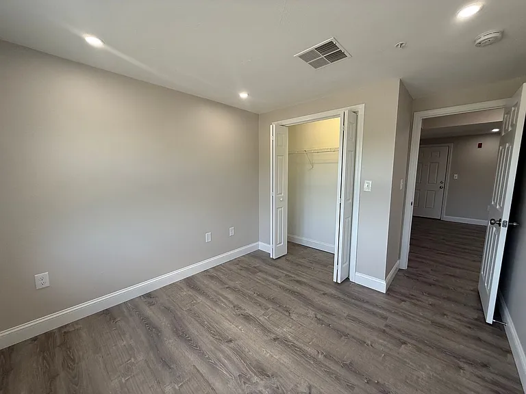 Pondsview Apartments — Photo 60