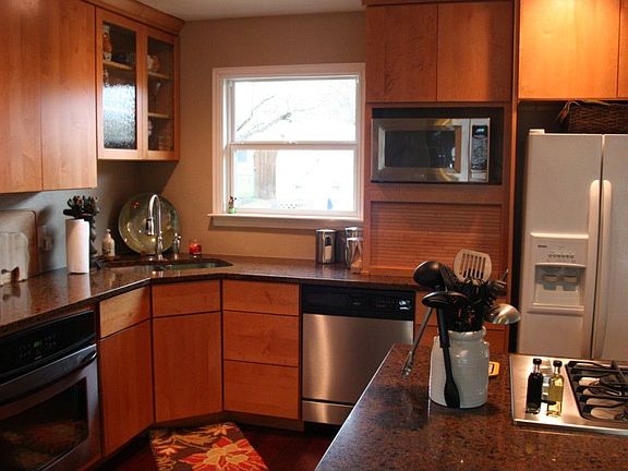 Stainless Appliances!! Double oven!!  Cooktop!!
