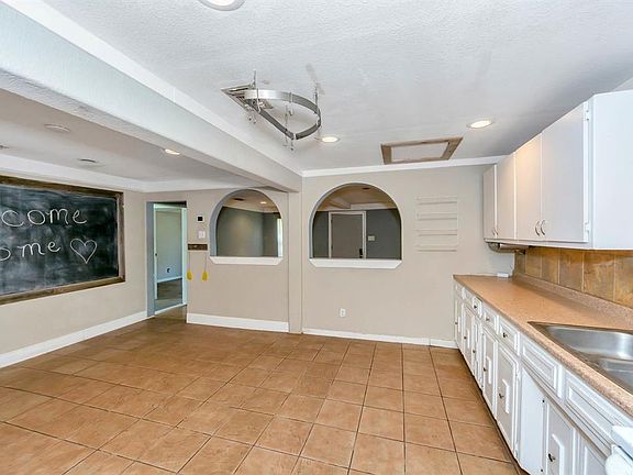 3rd image of 5621 Lovell Ave