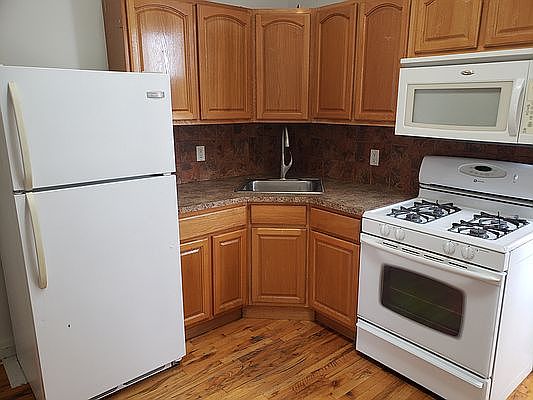 4th image of 5 Debevoise St #4L