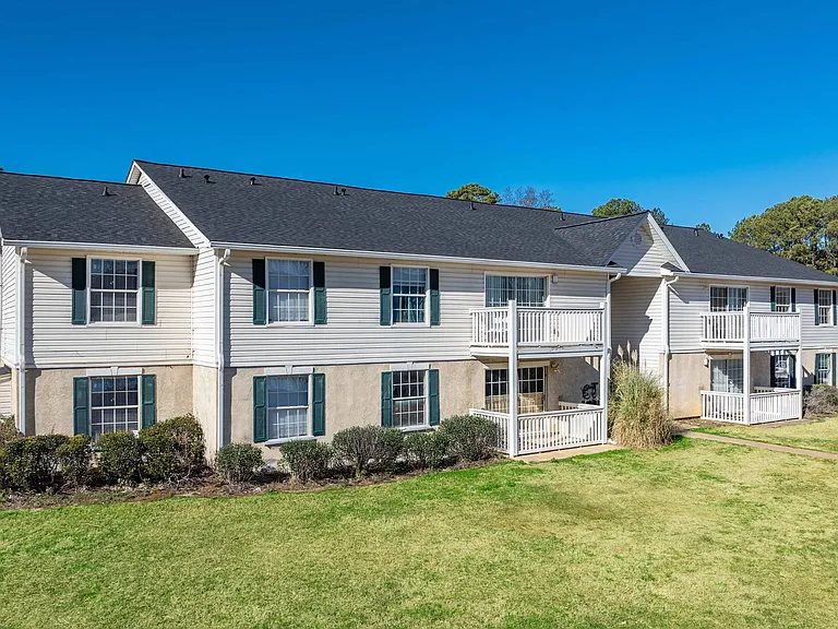 Castle Creek Apartments: Welcome Home to Comfort and Premier Living in Decatur, GA — Photo 10