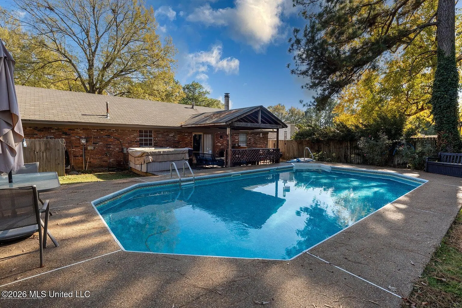 3 bed, 1.5 bath, 1380 sqft, $2,100 — Photo 3