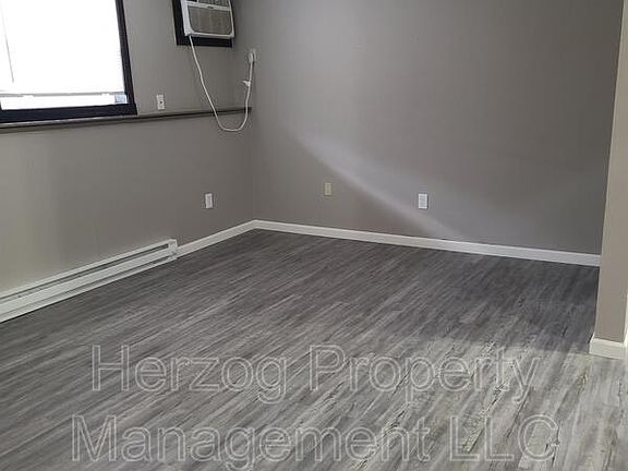 3rd image of 424 1st Ave NW #2