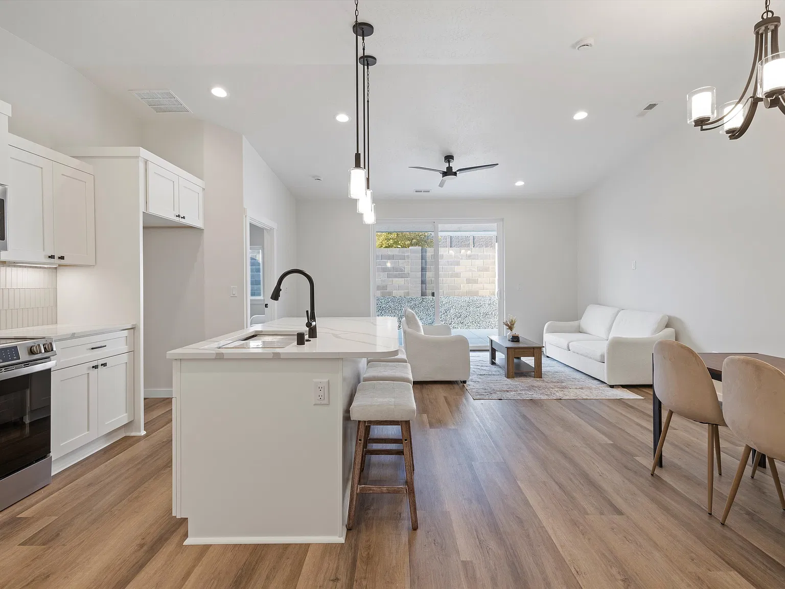 2 bed, 1320 sqft, $2,200 — Photo 2