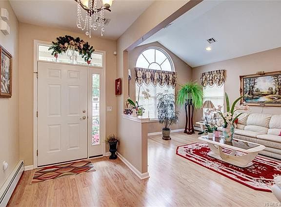 5th image of 82 Enclave Blvd