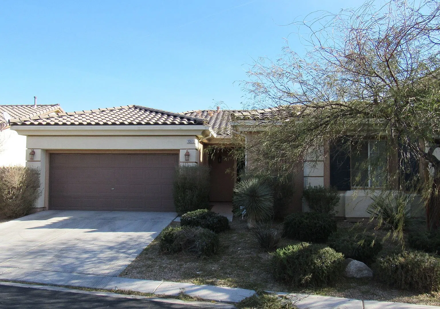 Amazing 3 Bedroom/2 Bath Single Story Home In Mountains Edge! — Photo 1