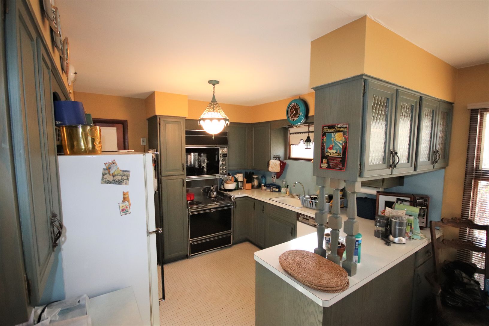  Fully functional kitchen with 2nd exit to side deck