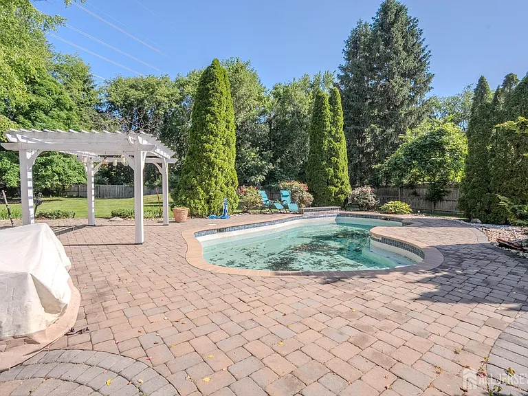 61 Amherst Way — Photo 51
