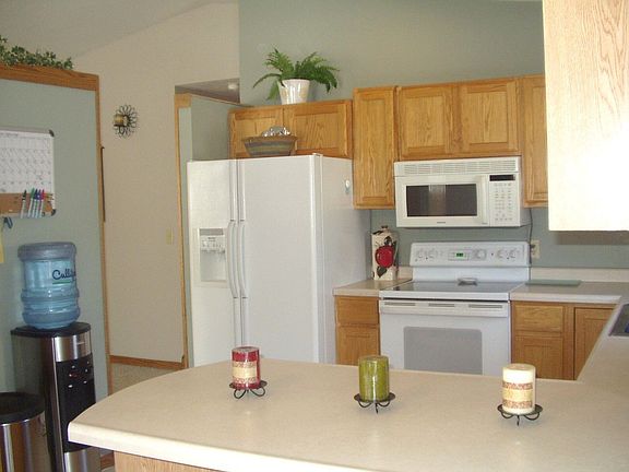 4th image of 47946 Kelly Dr