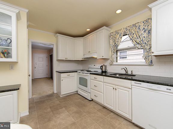 5th image of 407 Graisbury Ave