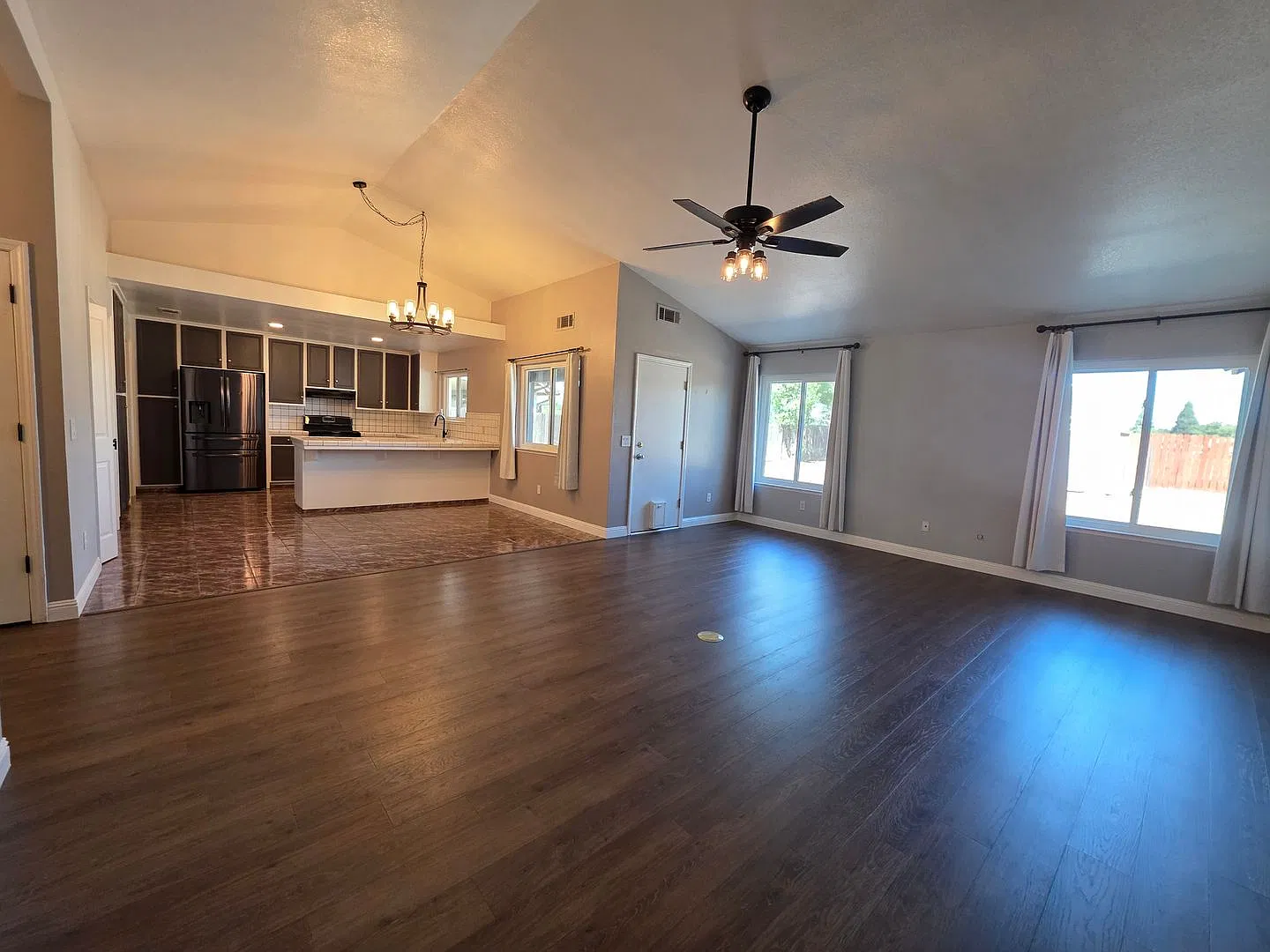 3 Bedroom 2 Bathroom in NE Visalia! — Photo 4