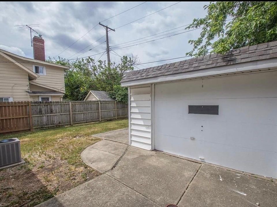 2nd image of 100 E 220th St