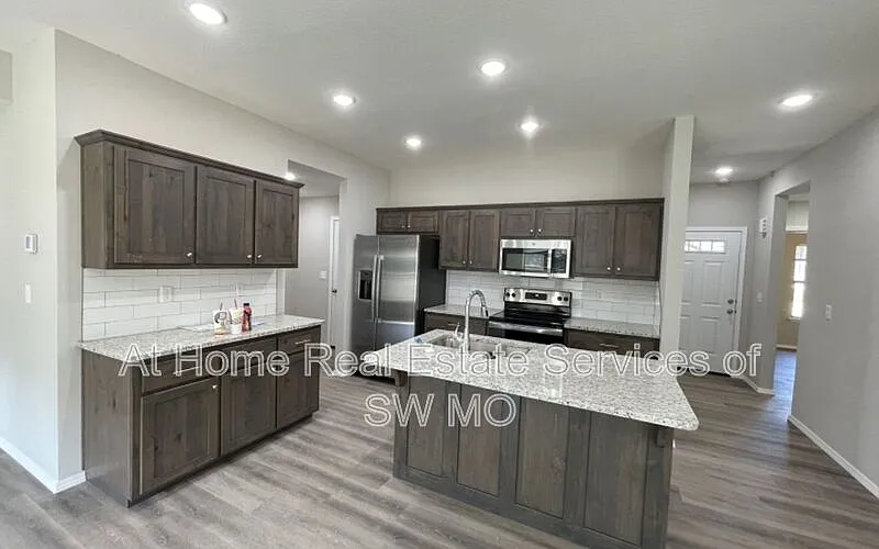 3 bed, 2.0 bath, 1440 sqft, $1,825 — Photo 3