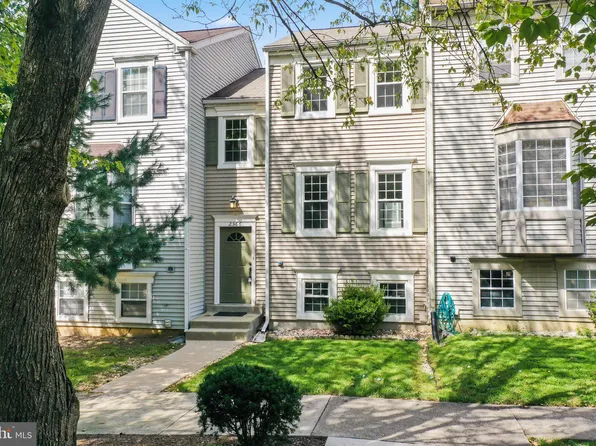 2366 Hunters Square Ct, Reston, VA 20191