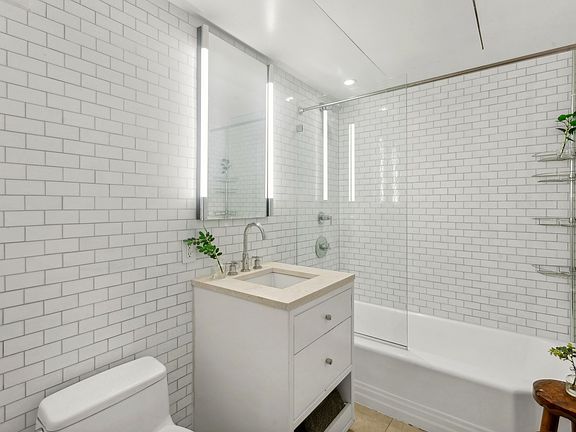 5th image of 200 E 66th St APT E503