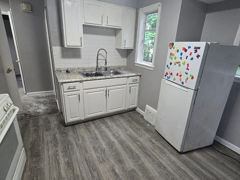 14205 Sylvia Ave — Photo 3