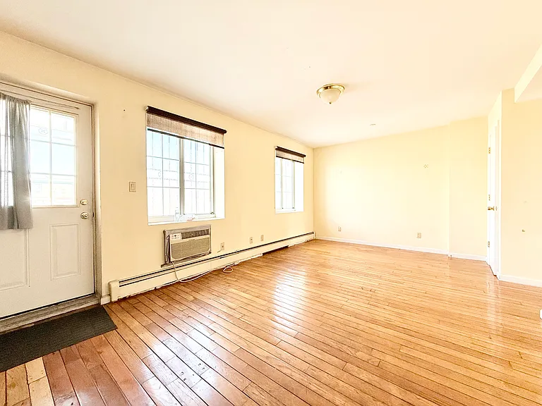 35-06 Leavitt St #7F — Photo 1