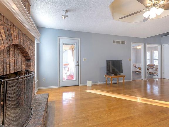 5th image of 505 NE Bristol Dr