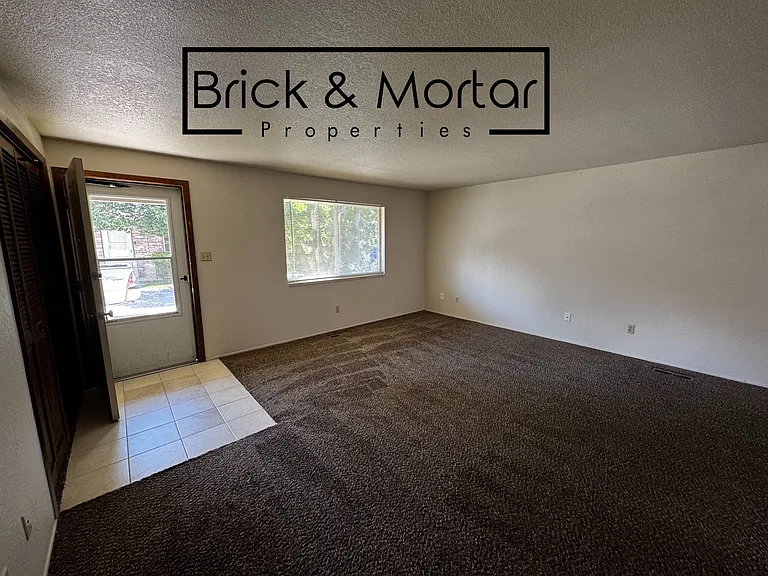 643 Travis Dr — Photo 2