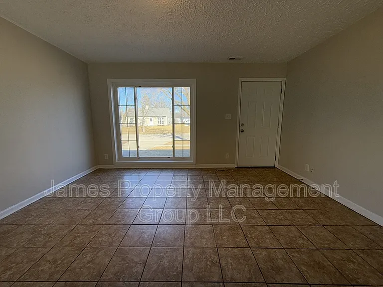 1004 Oakland Dr — Photo 6