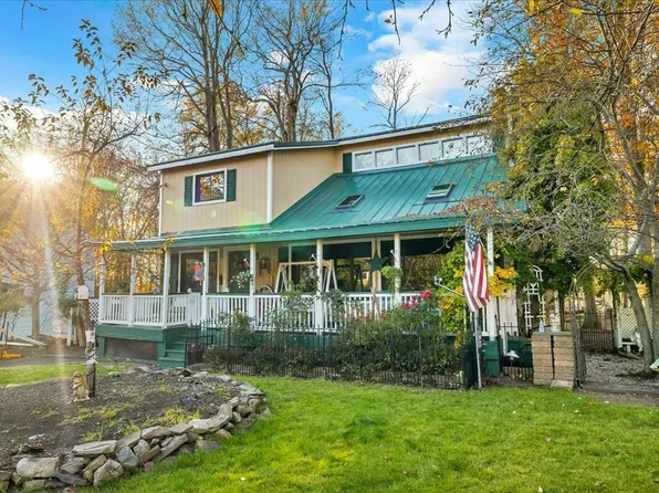 893 Country Place Dr, Tobyhanna, PA 18466