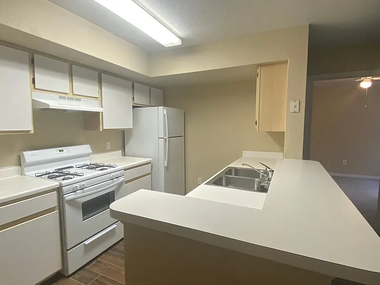 Waterford Pointe Apartments — Photo 21