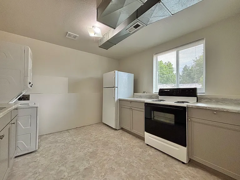 2406 E Empire Ave #B — Photo 6
