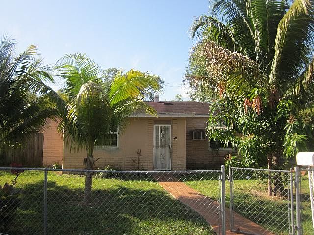 1st image of 940 NE 129th St