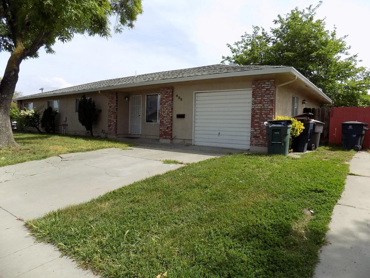 3 bed, 1.5 bath, 1084 sqft, $2,420 — Photo 3