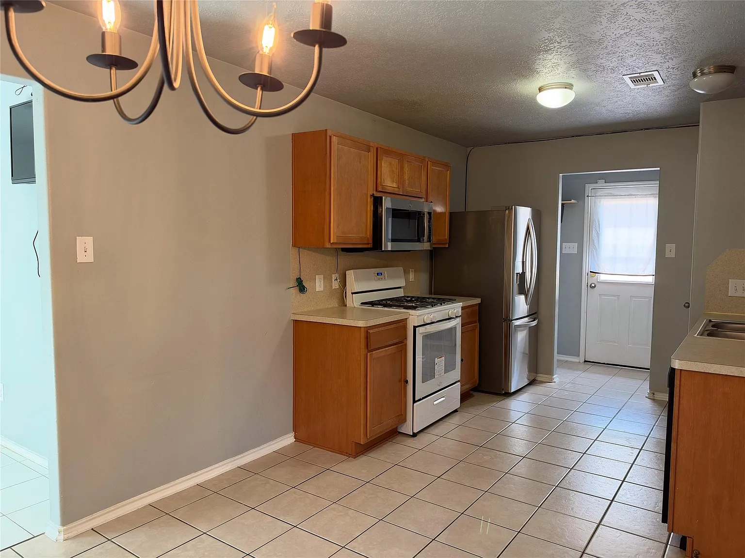 3 bed, 2.0 bath, 1225 sqft, $1,650 — Photo 4