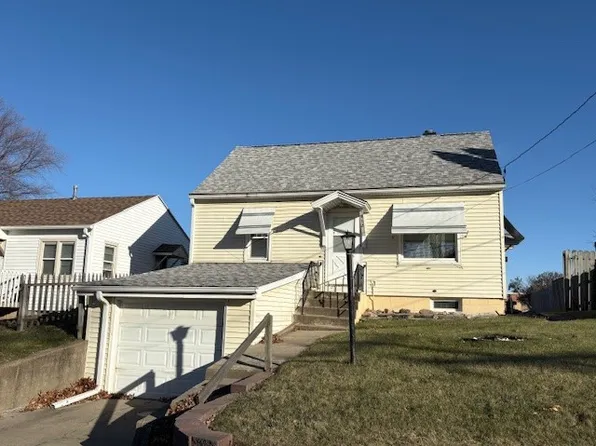 912 1st St N, Newton, IA 50208
