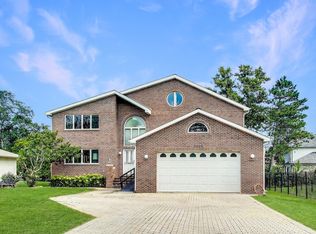 2305 Pfingsten Rd, Glenview, IL 60026