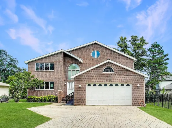 2305 Pfingsten Rd, Glenview, IL 60026