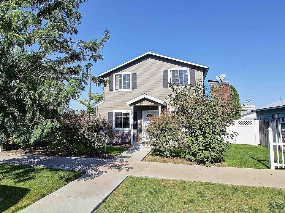 1st image of 203 12th Ave N