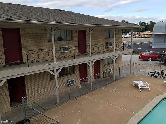 One view of the court yard.