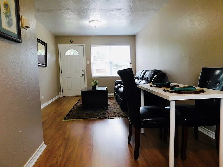 731 W Walnut St — Photo 8
